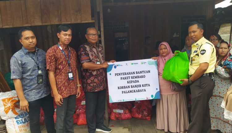 BANTUAN - Perwakilan dari PT Pegadaian saat menyerahkan bantuan berupa sembako kepada korban banjir di Palangka Raya, Selasa (19/3/2024).