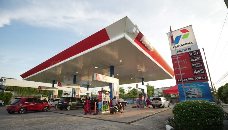 BAHAN BAKAR - Petugas SPBU Yos Sudarso saat melayani para pembeli bahan bakar. Pertamina menjamin bahwa penyaluran dan stok BBM aman terkendali selama Ramadan dan Libur Idulfitri 1445 H.