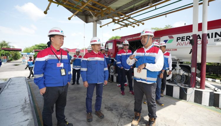 PENGECEKAN - Jajaran dari Pertamina melakukan pengecekan dan managemen walktrough untuk memastikan kehandalan operasional di Kalimantan Tengah.