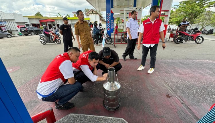 UJI TAKAR - Sales Area Manager Retail Patra Niaga Kalimantan Tengah, Widhi Tri Adhi Hidayat saat mengecek dan melakukan uji takar di salah satu SPBU di Palangka Raya. FOTO: IST