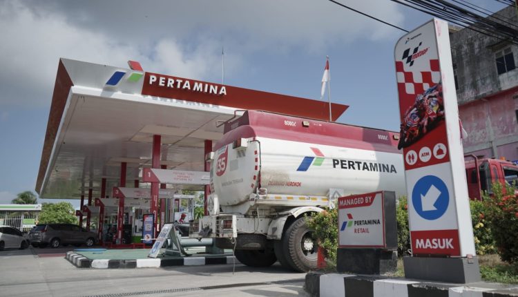 PELAYANAN - Salah satu mobil tangki Pertamina tengah menyuplai persediaan BBM di SPBU. FOTO : IST