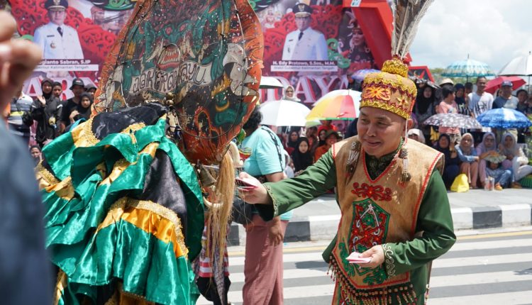 Gubernur Kalteng saat Pawai Budaya FBIM 2024 di Bundaran Besar Palangka Raya, Minggu (19/5) siang. FOTO : DISBUDPAR